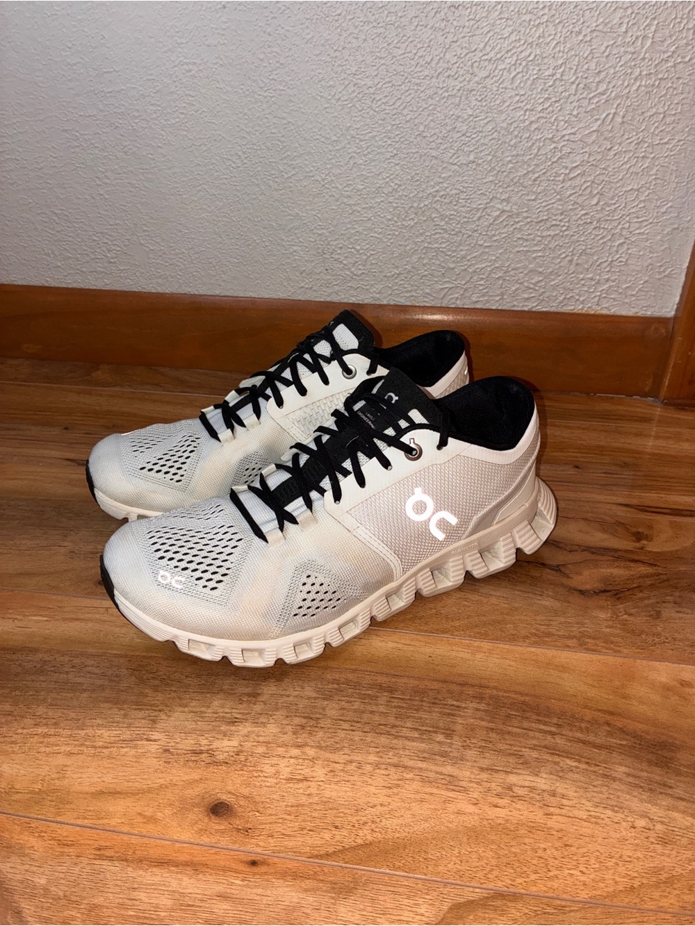 On Cloud X Women’s Athletic Training Running Sneaker Shoes, white- size 8